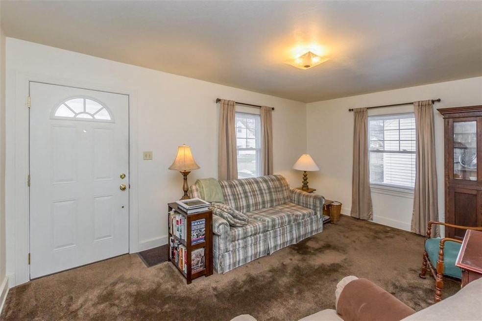 712 Knoll St SE, Cedar Rapids, IA 52403 - photo 1