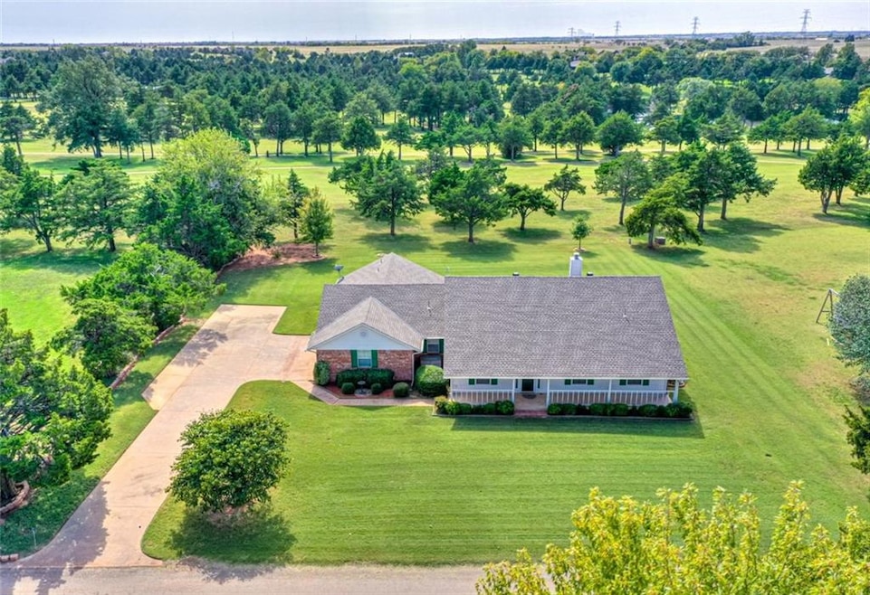 Golf Course Lot! Yes Please! Lovely home has 3 Bed