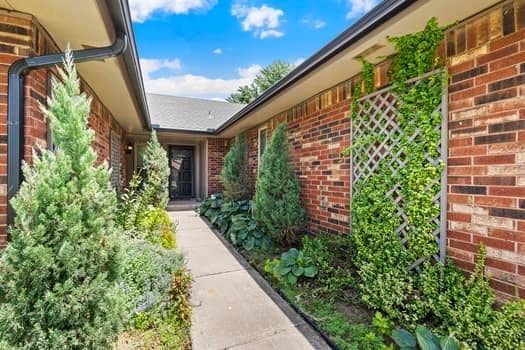 4729 Deer Creek, Yukon, OK 73099 - photo 1