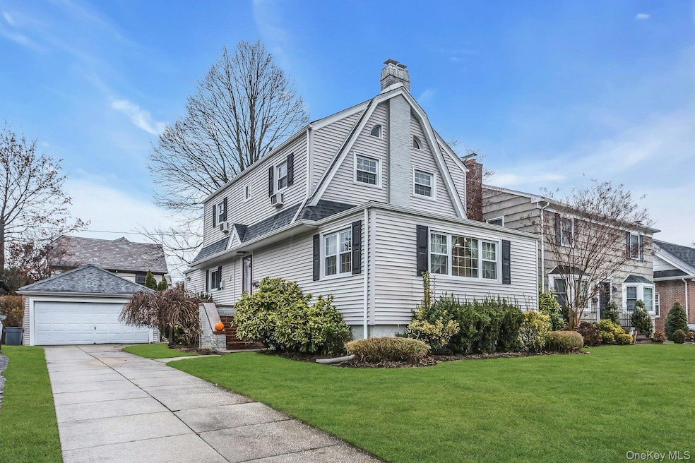 55 Willow St, Garden City, NY 11530 - photo 1