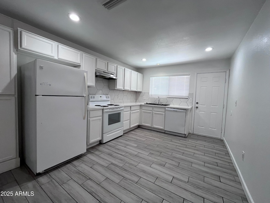 3302 W Loma Ln unit 2, Phoenix, AZ 85051 - photo 1