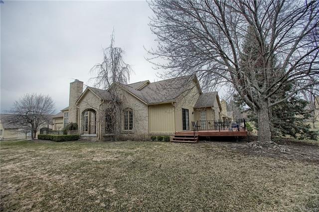 Looks and feels like a single family home on a lar