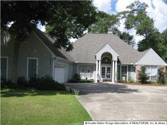 Curb appeal plus in this lovely traditional home i