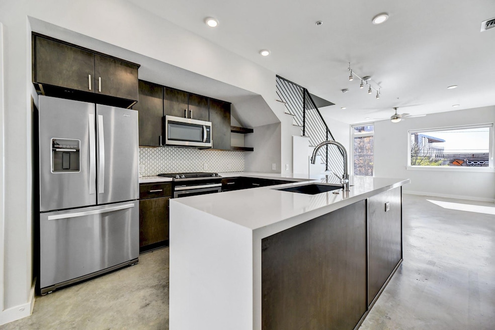 Kitchen with appliances with stainless steel fini