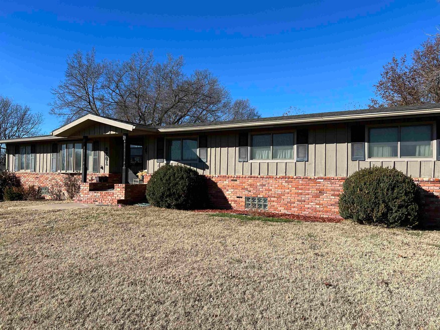 8201 N Hoover Rd, Hesston, KS 67062 MLS 631754