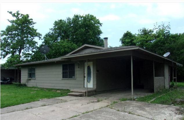 View of front of property featuring a carport