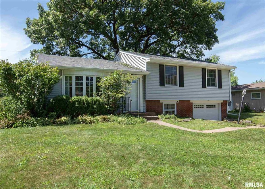 1528 Lakewood Dr, Bettendorf, IA 52722 - photo 1