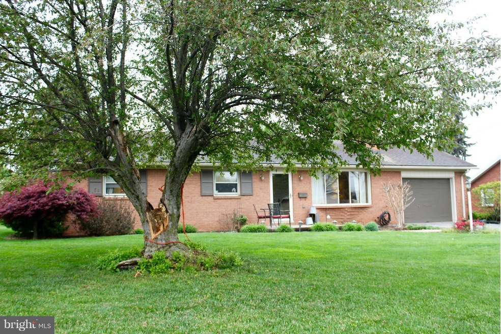 325 Wayburn St, Greencastle, PA 17225 - photo 1