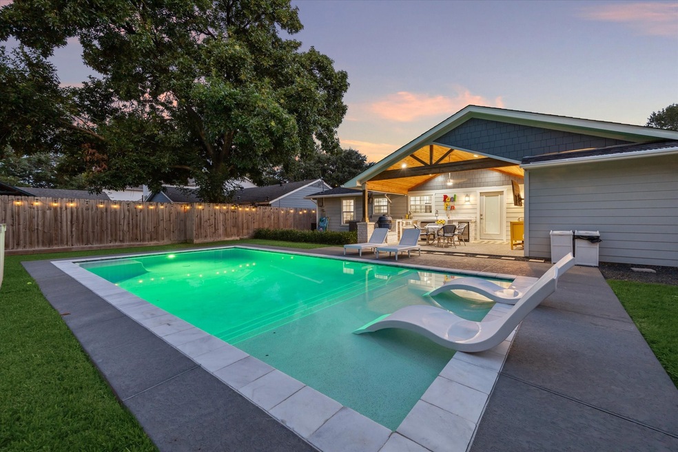 2226 Saxon Dr, Houston, TX 77018 - photo 1