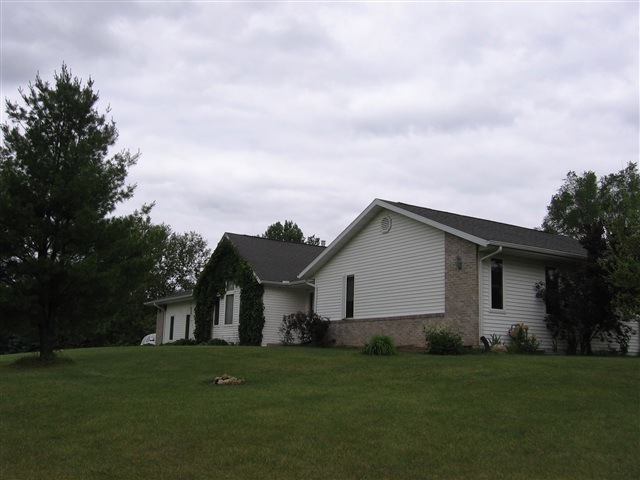 7902 N Robert Dr, Evansville, WI 53536 - photo 1