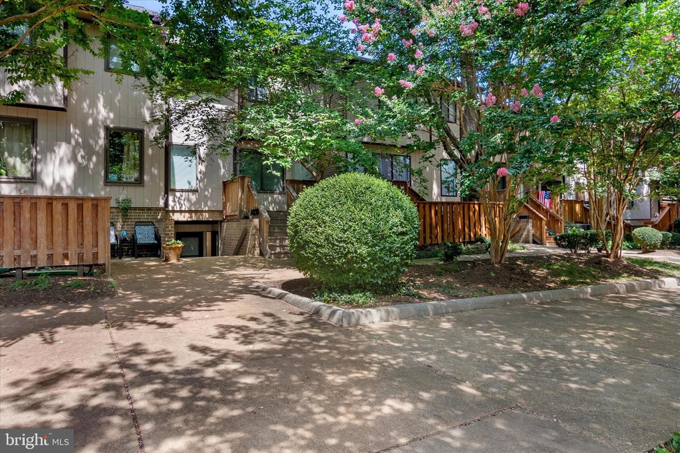 1722 Westwind Way unit 123, McLean, VA 22102 - photo 1