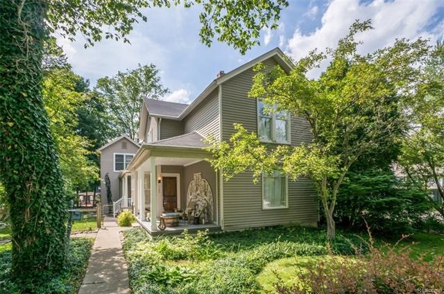 Charming downtown Howell home!