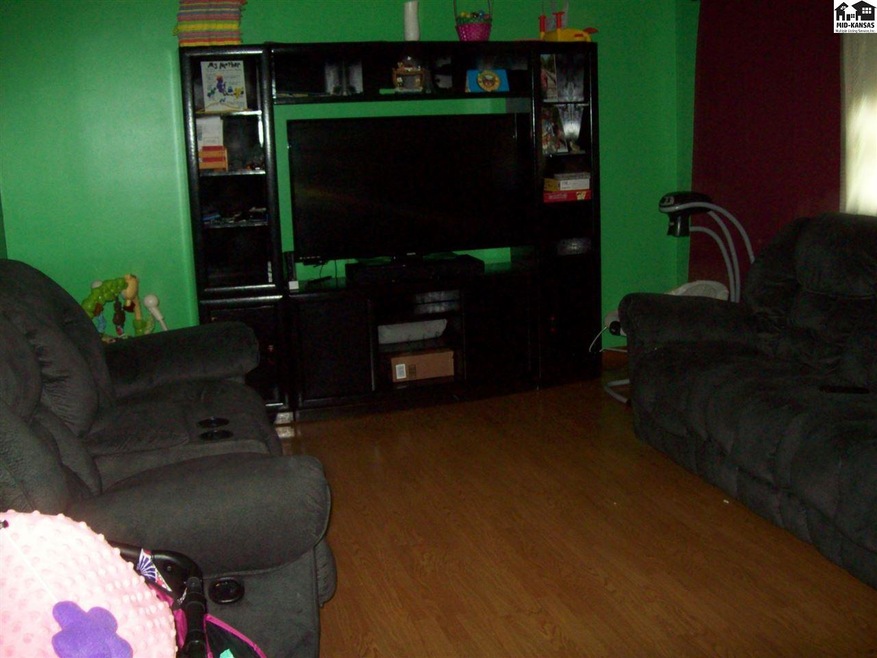 1502 E Kansas Ave, McPherson, KS 67460 - photo 1