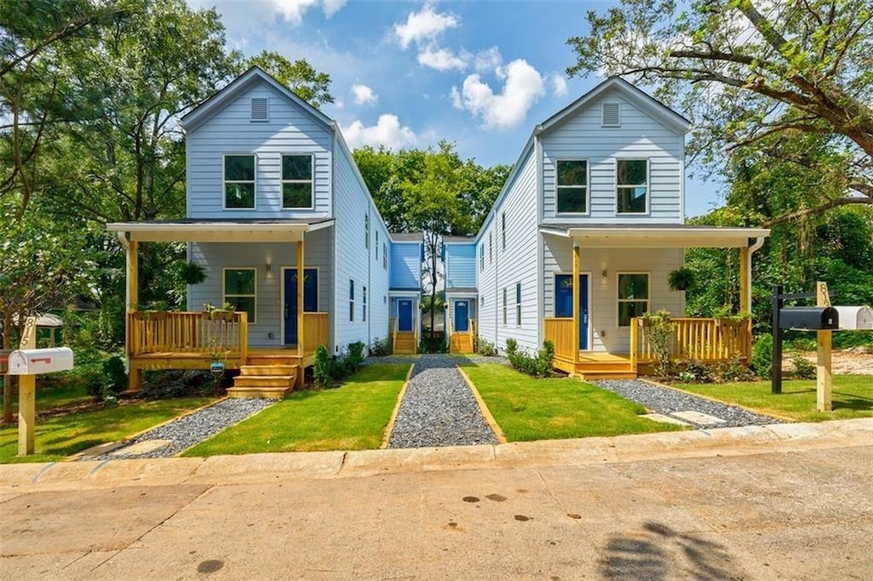 View of front facade featuring a front yard and a 