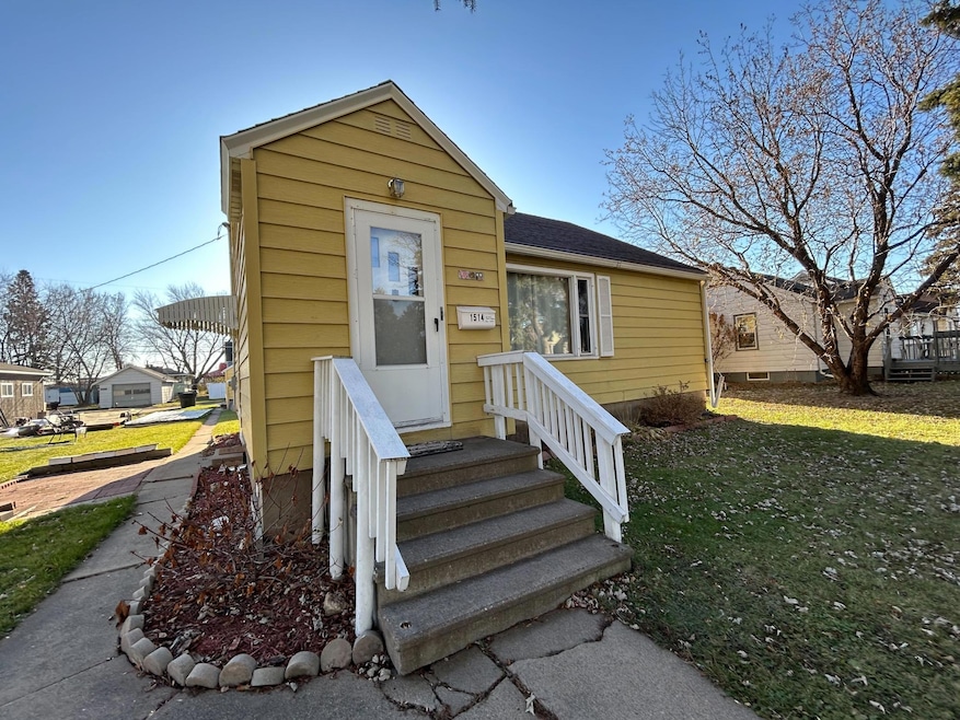 1514 12th St S, Virginia, MN 55792 - photo 1