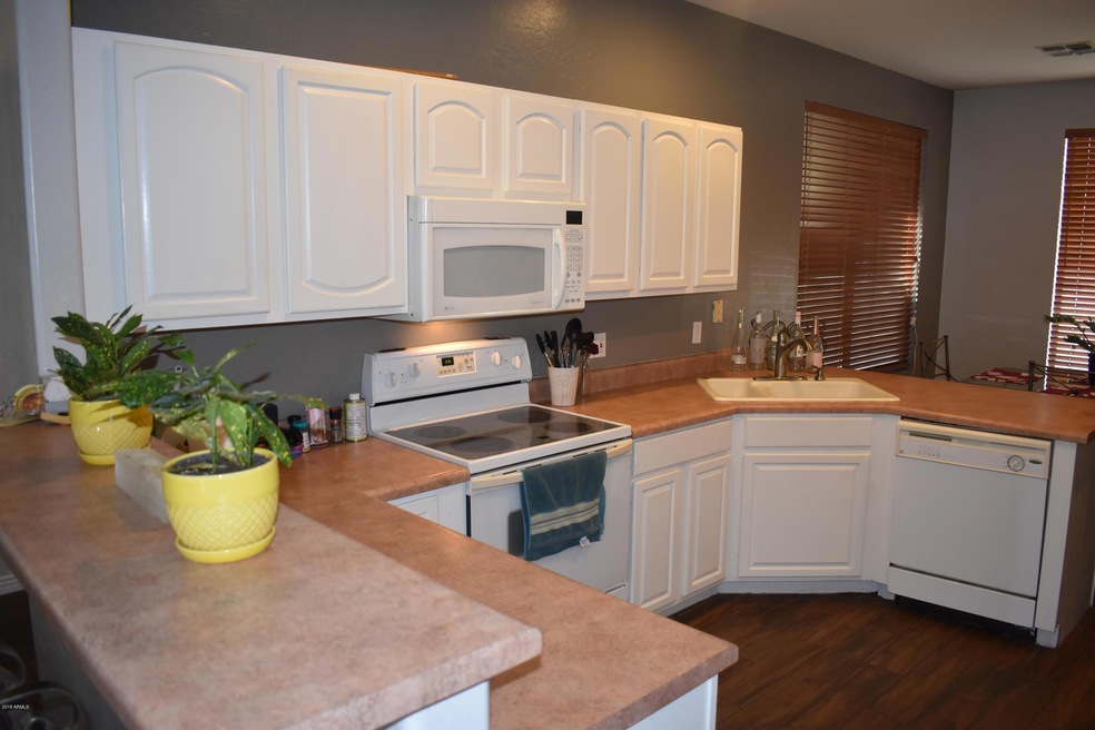 BRIGHT KITCHEN OVER LOOKING GREAT ROOM
