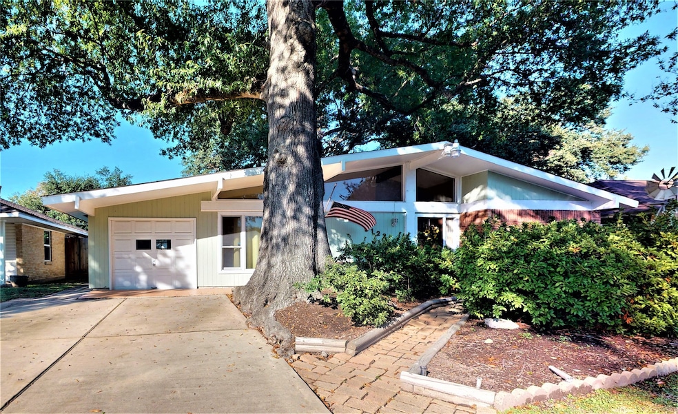 5122 Viking Dr, Houston, TX 77092 - photo 1