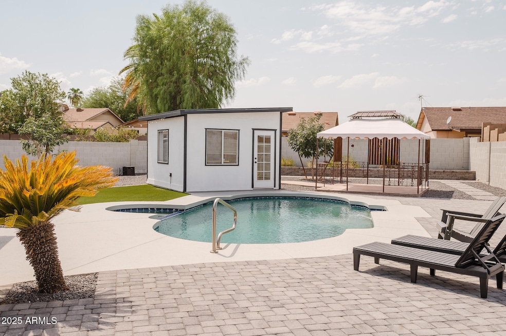 OVERSIZED LOT W/ CASITA!