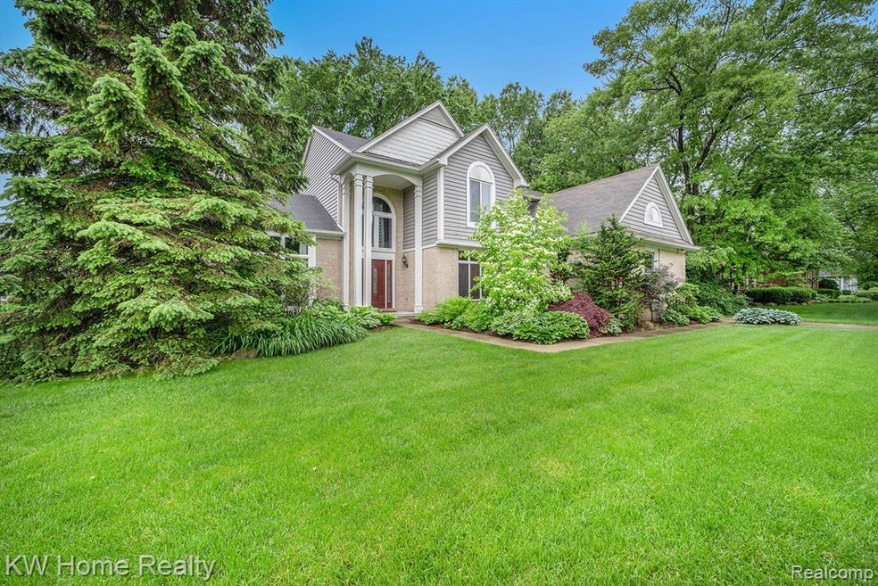 7303 Ilanaway Dr, West Bloomfield, MI 48324 - photo 1