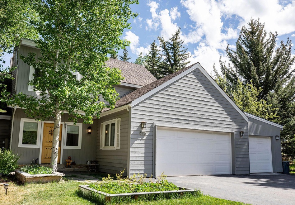 595_stone_creek_drive_b_exterior_front
