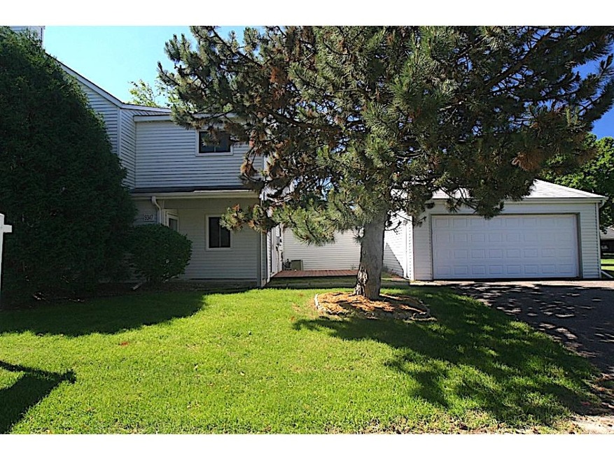 Turn key End Unit townhome in Maple Grove!