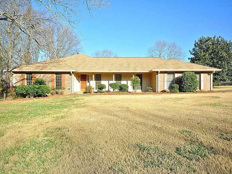 Exterior Front. All brick 3 Bedroom/ 2 Bath Chatha