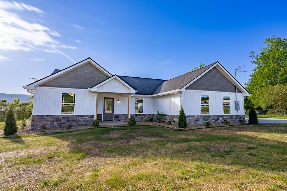 11714 S Main St, Trenton, GA 30752