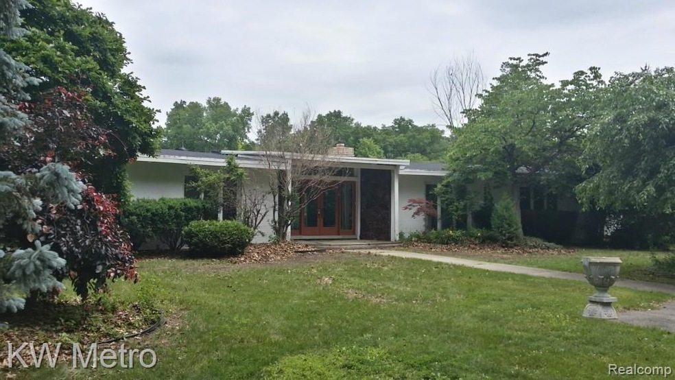 6776 Locklin Ct, West Bloomfield, MI 48324 - photo 1