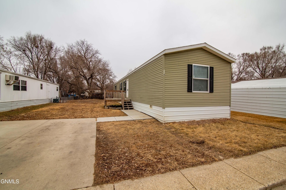 114 W Coyote St, Mandan, ND 58554 - photo 1