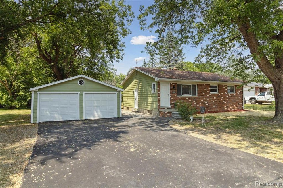 1159 Linus St, Flint, MI 48507 - photo 1