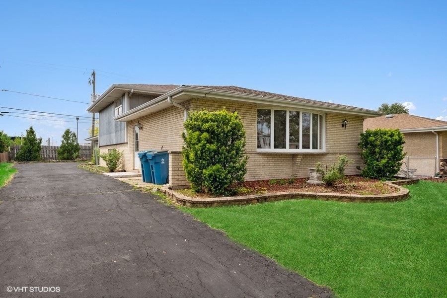 758 N Michigan St, Elmhurst, IL 60126 - photo 1