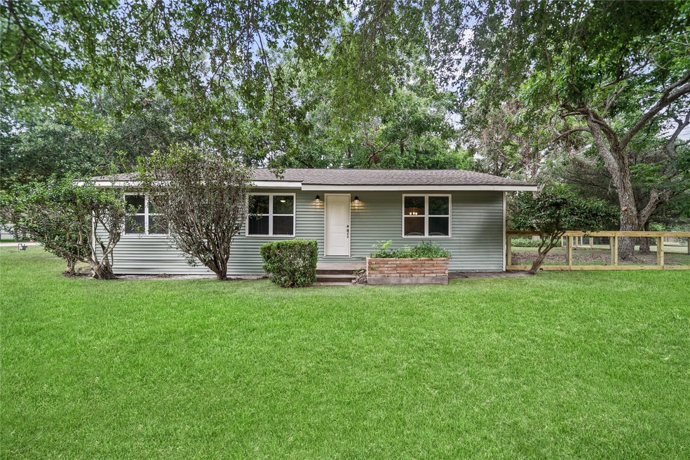 2122 Stadium Dr, Alvin, TX 77511 - photo 1