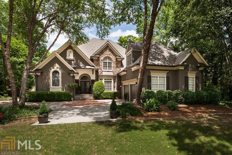 Exquisitely maintained home on private cul de sac 