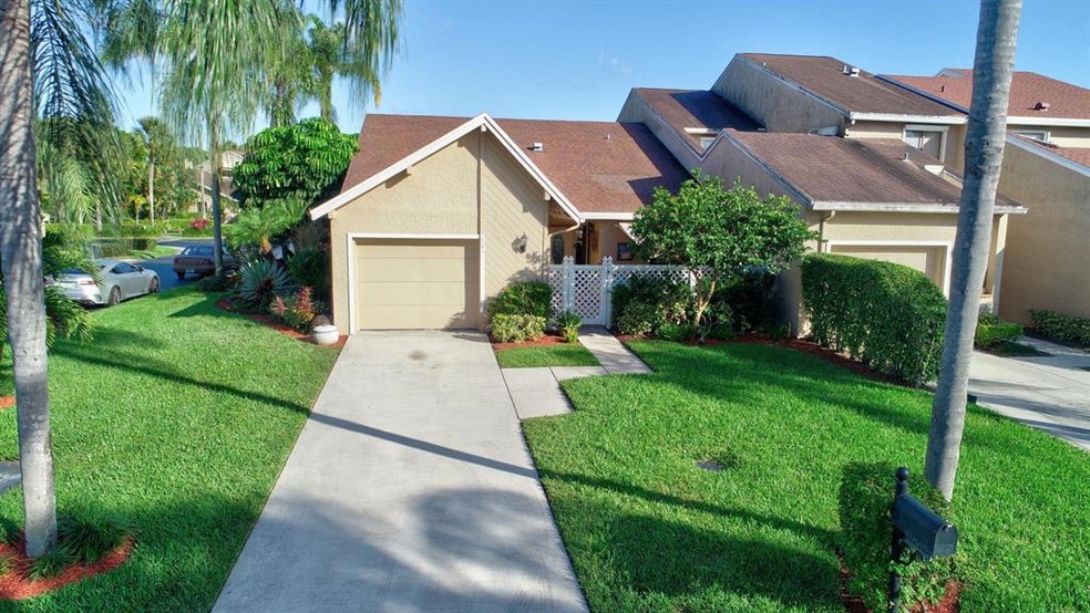 6741 Canary Palm Club