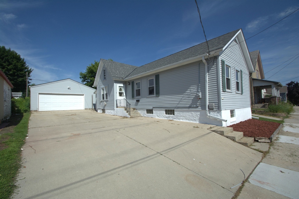 1134 S 19th St, Manitowoc, WI 54220 - photo 1