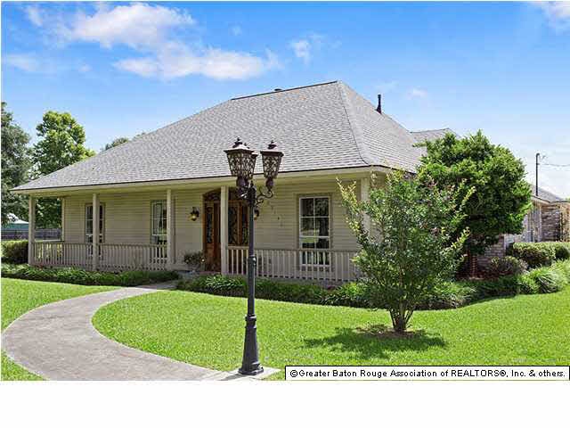 Beautiful Acadian on 1.7 Acres in Zachary School D