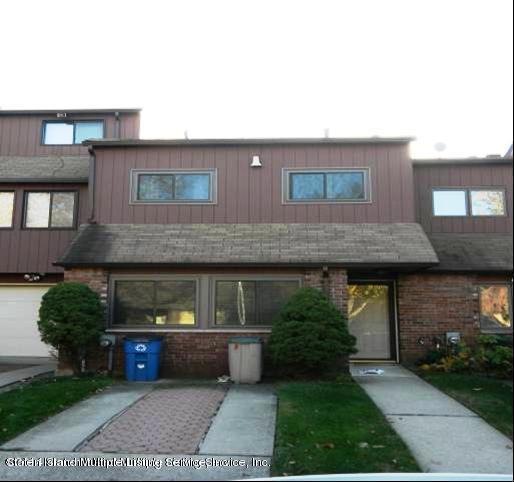 60 Alan Loop Front of House