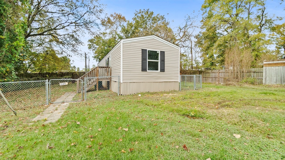 15211 Paradise Cove Dr, Willis, TX 77318 - photo 1