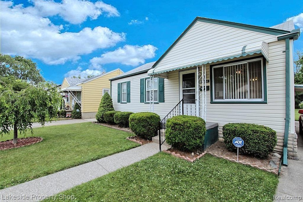 26350 Blumfield St, Roseville, MI 48066 - photo 1