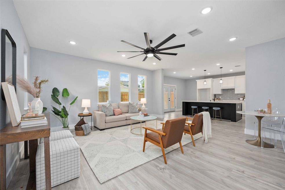 516 Melbourne St, Houston, TX 77022 - photo 1