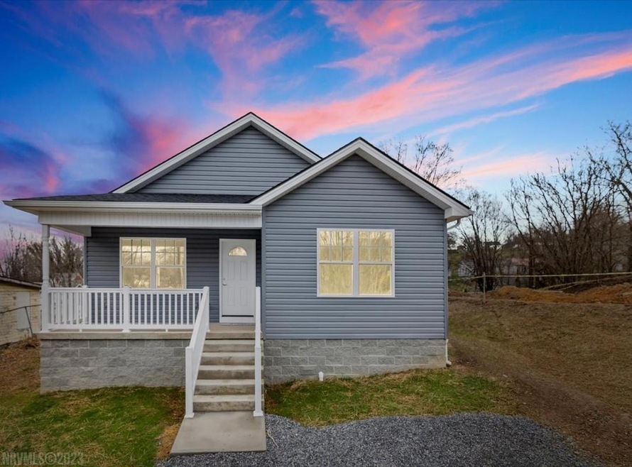 321 Maple St, Pulaski, VA 24301 - photo 1