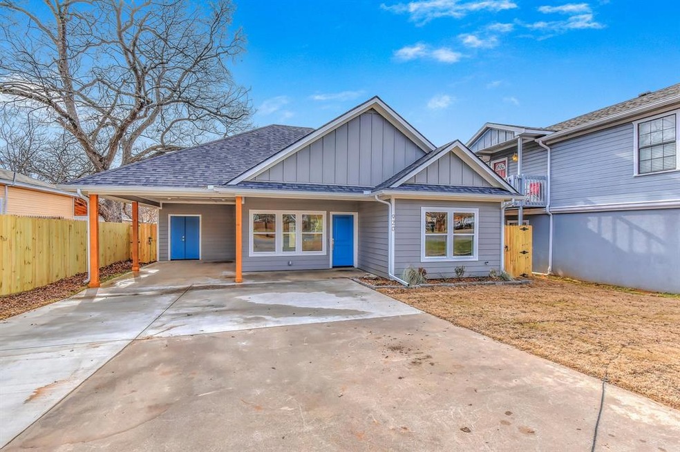 920 W Coffin St, Denison, TX 75020 - photo 1