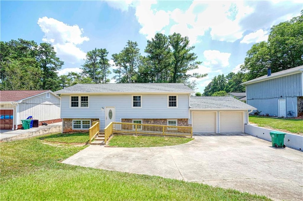 View of front facade featuring a front yard