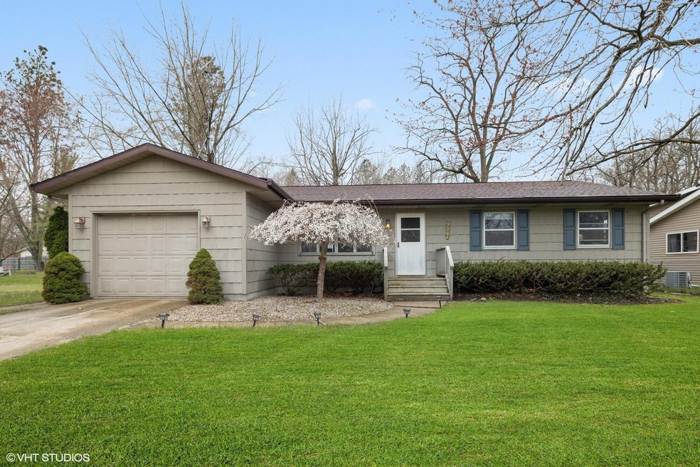 01_226SClinton_57_FrontView_MRED_2000x13