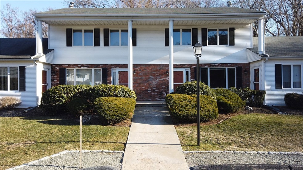 400 Commonwealth Ave unit 11, Warwick, RI 02886 - photo 1