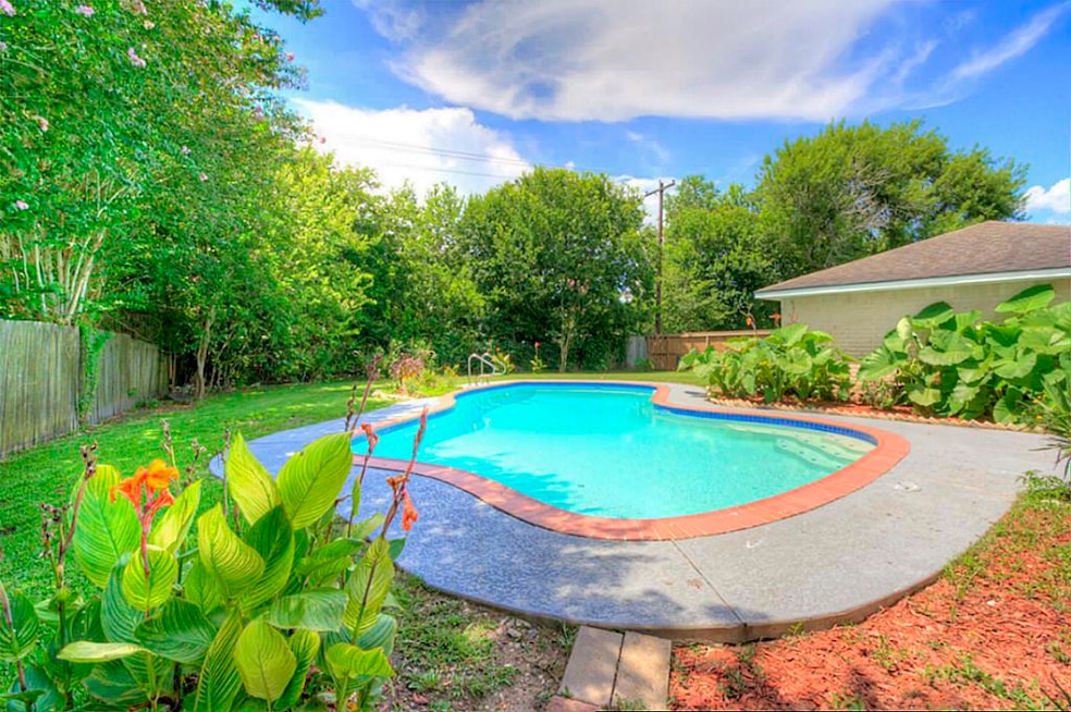 526 W Castle Harbour Dr, Friendswood, TX 77546 - photo 1