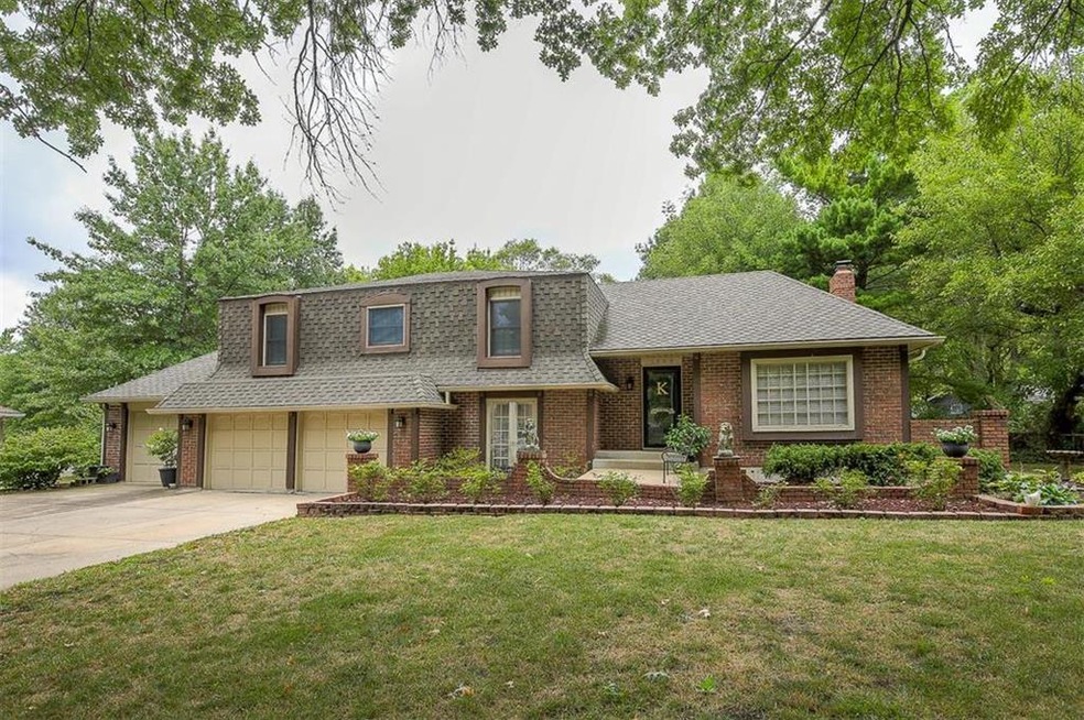 Welcome Home! Spacious Side to Side Split on almos