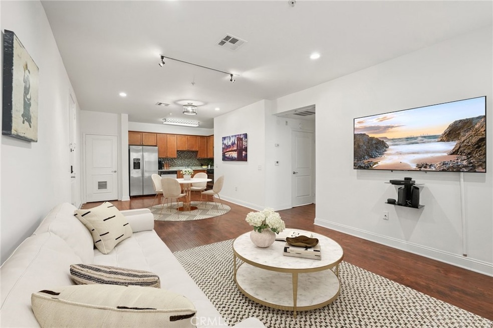 6938 Laurel Canyon Blvd unit 204, North Hollywood, CA 91605 - photo 1