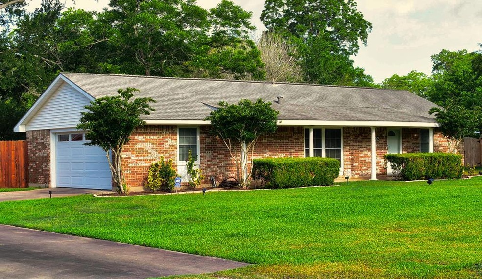 82 San Bernard St, Bay City, TX 77414 - photo 1