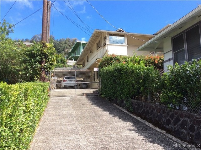 Flag lot gives this home extra privacy & a long dr